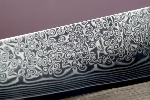 Damaststahl-Santokumesser: hochwertiges Küchenmesser mit polierter Klinge und feiner Endpolitur