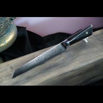 Brotmesser aus VG10 Stahlkern mit 67 Lagen Damaststahl und schwarzem G10-Griff