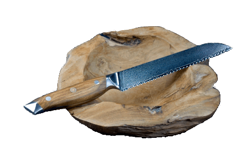 Brotmesser aus VG10 Stahlkern mit 67 Lagen Damaststahl und Olivenholzgriff auf Holzschale