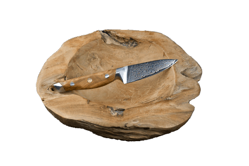 Gemüsemesser aus VG10 Stahlkern mit 67 Lagen Damaststahl und Olivenholzgriff auf Holzschale