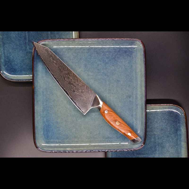 Kiritsukemesser mit Olivenholzgriff auf hellgrünem Keramikteller
