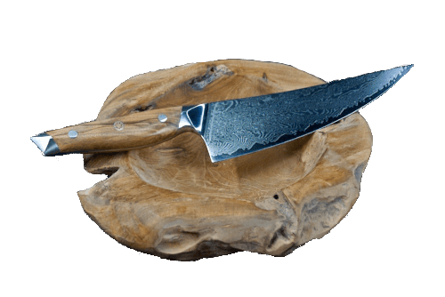 Kochmesser aus VG10 Stahlkern mit 67 Lagen Damaststahl und Olivenholzgriff auf Holzschale