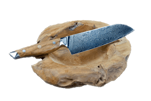 Santokumesser aus VG10 Stahlkern mit 67 Lagen Damaststahl und Olivenholzgriff auf Holzschale