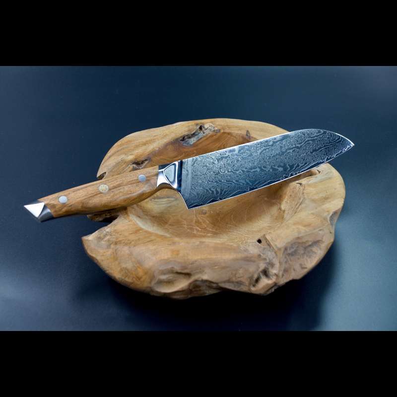 Santokumesser auf Holz Obstschale mit Olivenholzgriff