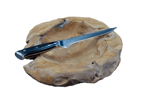 Ausbeinmesser aus VG10 Stahlkern mit 67 Lagen Damaststahl und schwarzem G10-Griff auf Holzschale