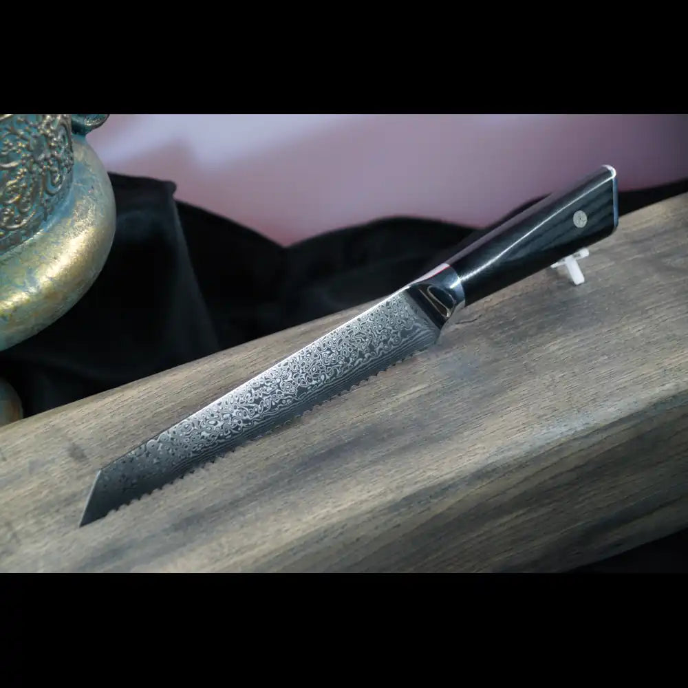 Brotmesser mit VG10 Stahlkern, 67-Lagen-Damast und schwarzem G10-Griff für präzise, langlebige Schnitte