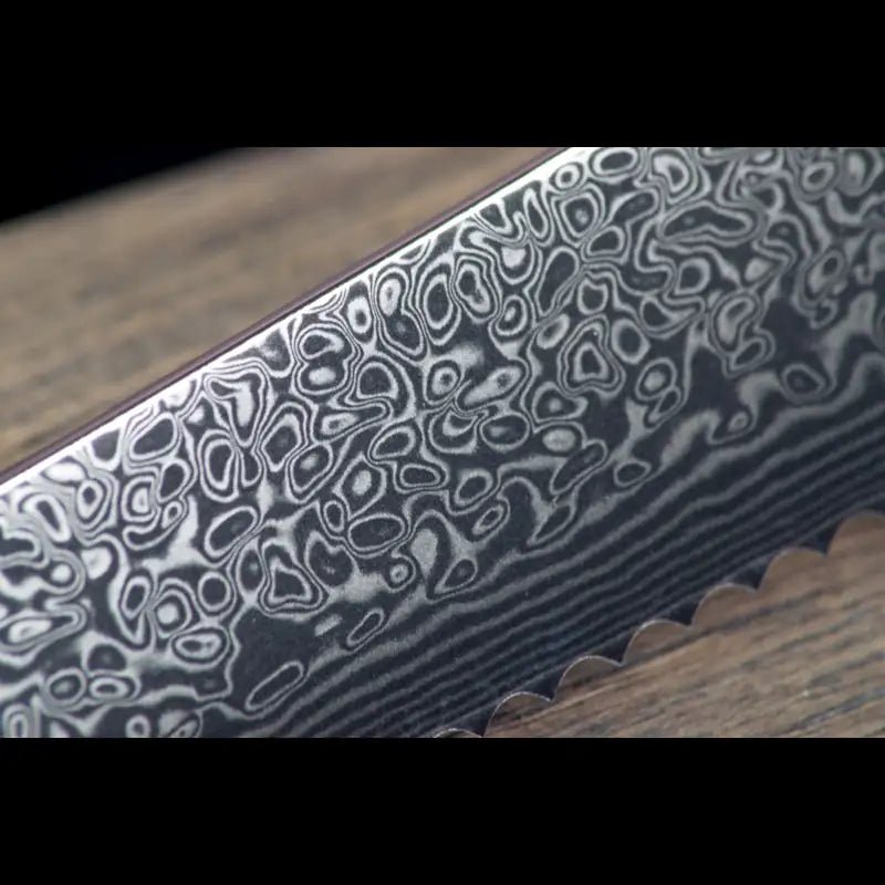 Brotmesser mit VG10-Stahlkern und 67-Lagen-Damast, detaillierte Ansicht der hochwertigen, scharfen Klinge