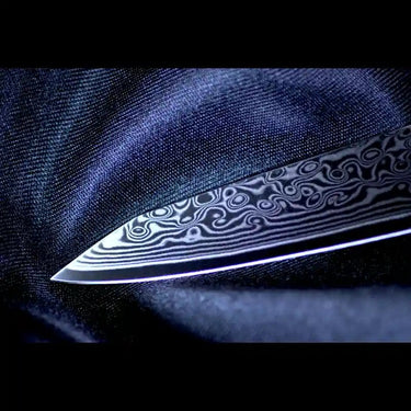 Damastmesserklinge eines Allzweckmessers, 13 cm VG10-Stahl, 67 Lagen Damast, Detailansicht für präzise, langlebige Schnitte