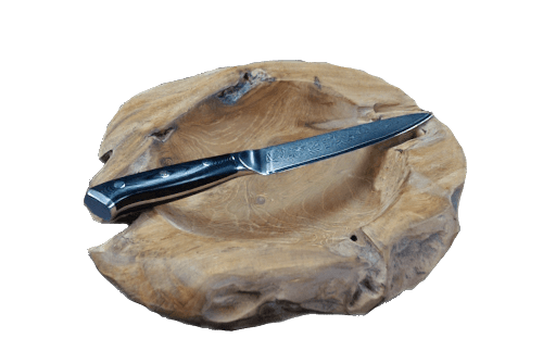 Allzweckmesser aus VG10 Stahlkern mit 67 Lagen Damaststahl und schwarzem G10-Griff auf Holzschale