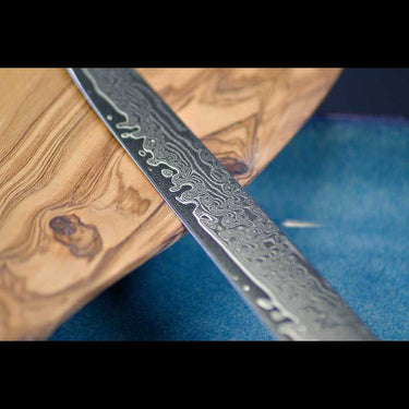 Schneidemesser und Küchenmesser als Ausbeinmesser und Metzgermesser mit scharfer Damastklinge, edles Küchenbesteck für die professionelle Küche