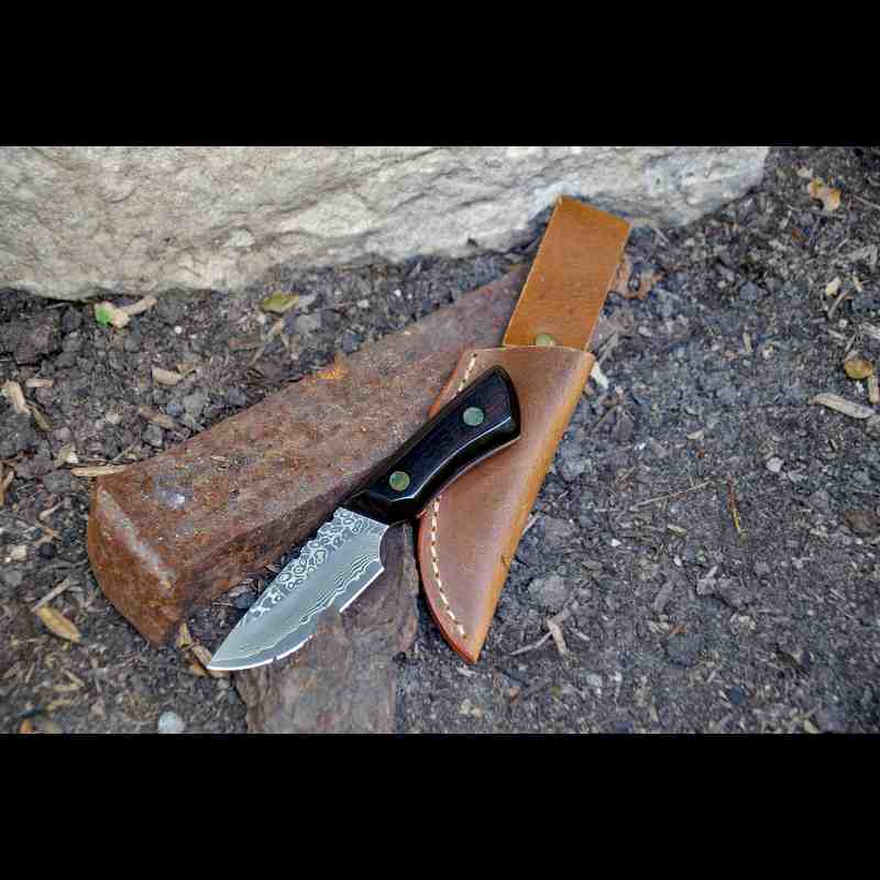 SKeld™ Outdoor Damastmesser – Gemüsemesser mit Ebenholzgriff und Lederscheide