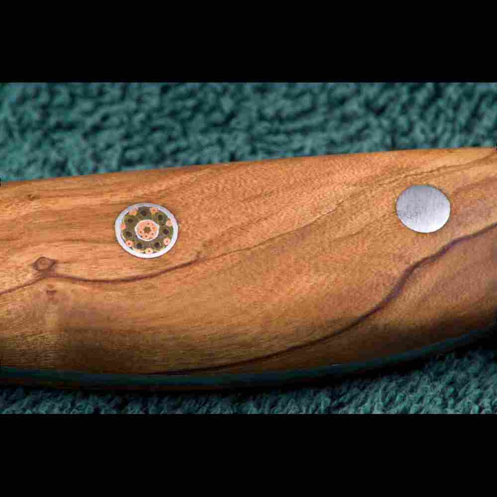 SKeld™ - Schneidemesser - Damast Brotmesser edlem Olivenholz und Maserung im Detail