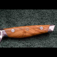 Detail des Olivenholzgriffs vom SKeld™ Schneidemesser, ausbalanciertes Design