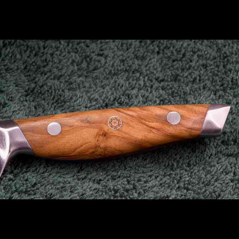 Detail des Olivenholzgriffs vom SKeld™ Schneidemesser, ausbalanciertes Design