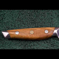 Detail des Olivenholzgriffs vom SKeld™ Schneidemesser, ausbalanciertes Design