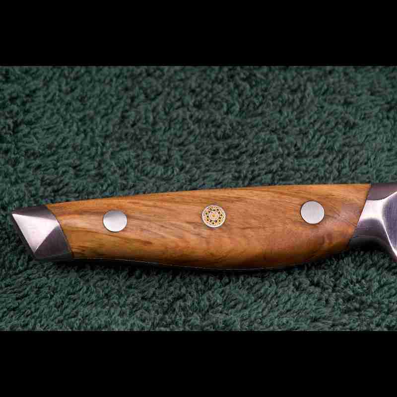 Detail des Olivenholzgriffs vom SKeld™ Schneidemesser, ausbalanciertes Design