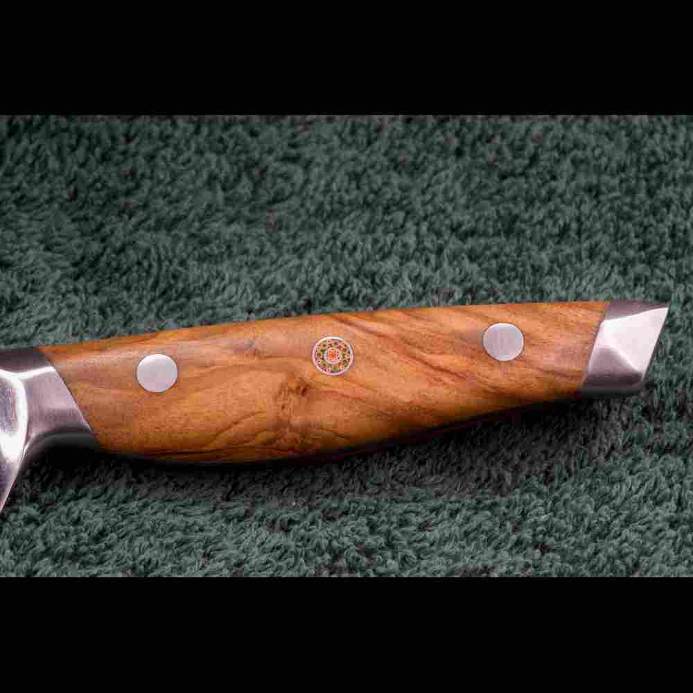 Detail des Olivenholzgriffs vom SKeld™ Schneidemesser, ausbalanciertes Design