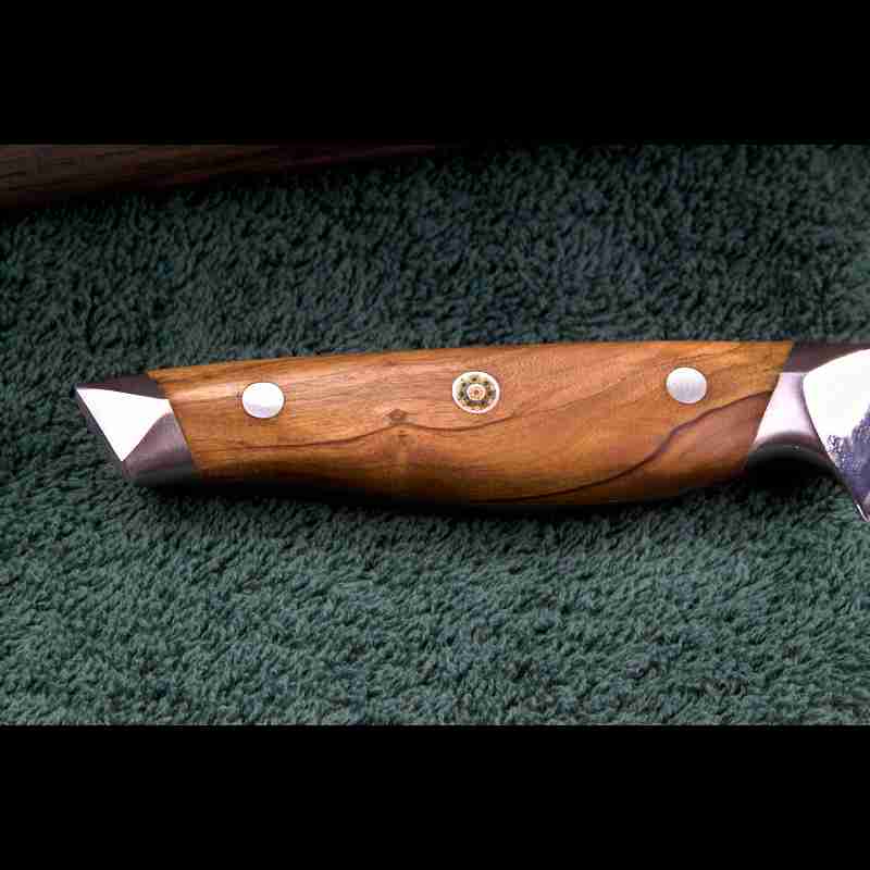 Olivenholzgriff des SKeld™ Schneidemesser - Brotmesser aus Damast, ergonomisch geformt