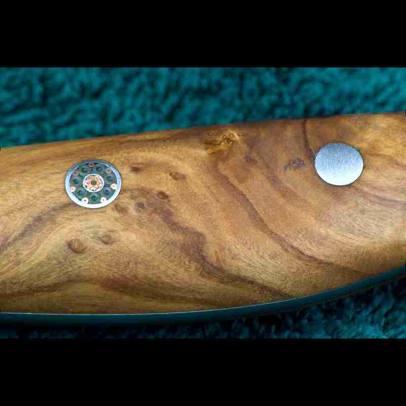 Olivenholzgriff des SKeld™ - Schneidemesser - Kiritsukemessers aus Damast, ergonomisch geformt, Detailansicht