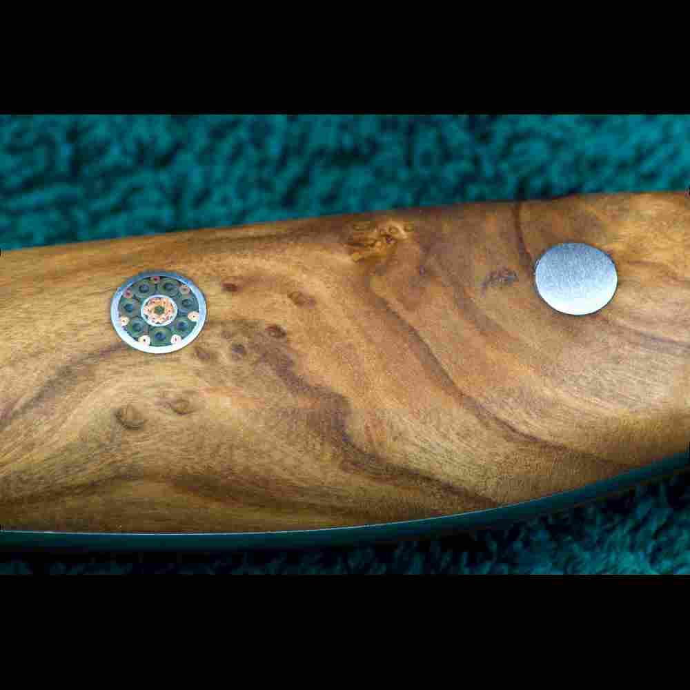 Olivenholzgriff des SKeld™ - Schneidemesser - Kiritsukemessers aus Damast, ergonomisch geformt, Detailansicht
