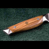 Detail des hochwertigen Olivenholzgriffs vom SKeld™ - Schneidemesser - Damast Kochmesser