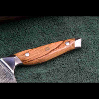 Detail des hochwertigen Olivenholzgriffs vom SKeld™ - Schneidemesser - Damast Kochmesser