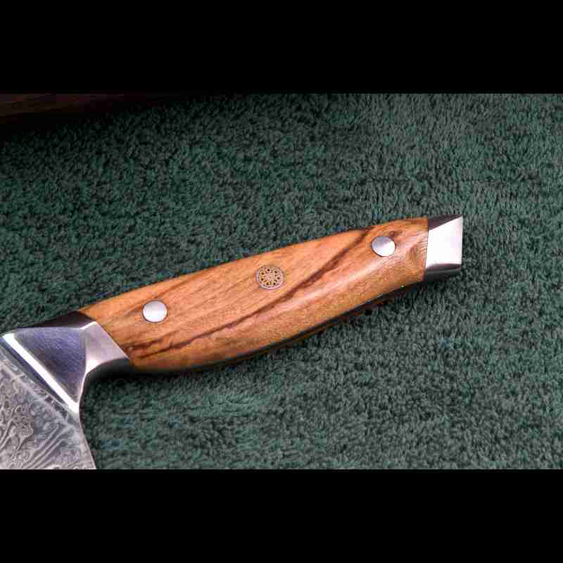 Detail des hochwertigen Olivenholzgriffs vom SKeld™ - Schneidemesser - Damast Kochmesser