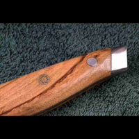 Detail des hochwertigen Olivenholzgriffs vom SKeld™ - Schneidemesser - Damast Kochmesser