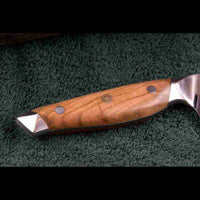 Detail des hochwertigen Olivenholzgriffs vom SKeld™ - Schneidemesser - Santokumesser