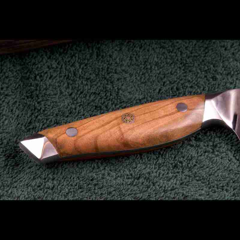 Detail des hochwertigen Olivenholzgriffs vom SKeld™ - Schneidemesser - Santokumesser