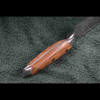 Detail des hochwertigen Olivenholzgriffs vom SKeld™ - Schneidemesser - Santokumesser, Vollstahl