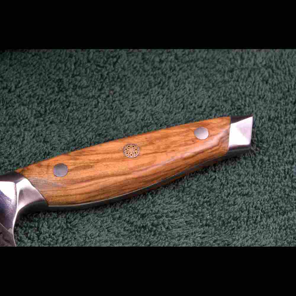 Detail des hochwertigen Olivenholzgriffs vom SKeld™ - Schneidemesser - Santokumesser