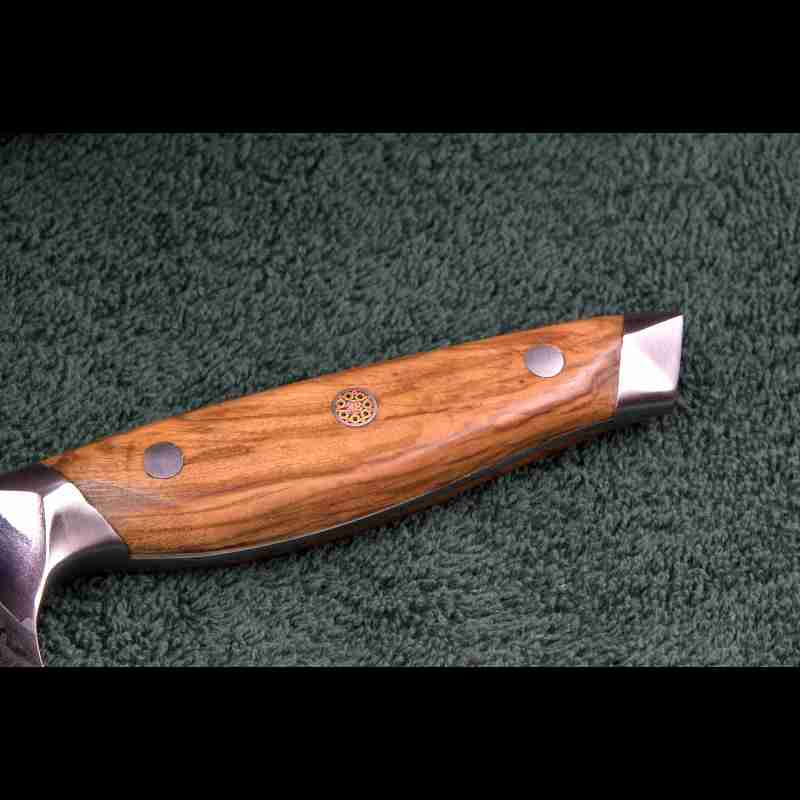 Detail des hochwertigen Olivenholzgriffs vom SKeld™ - Schneidemesser - Santokumesser